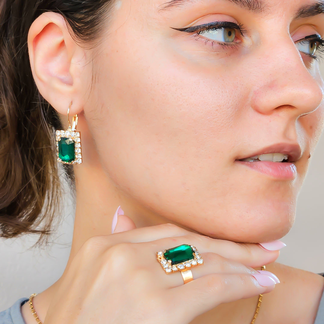 Ensemble de luxe avec montre, bracelet, collier, bague et boucles d’oreilles.