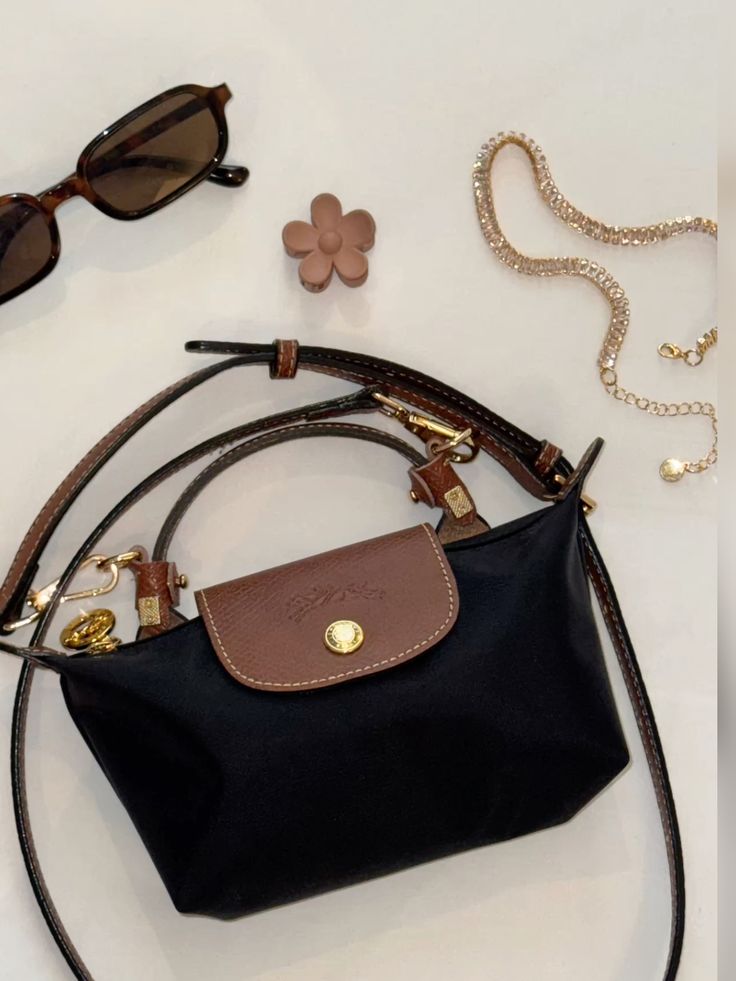 Sac à main élégant et pratique avec bandoulière pour femme.