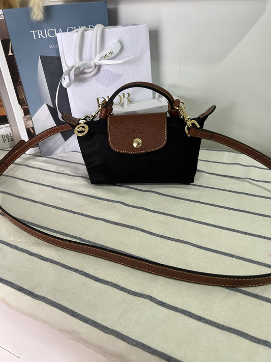 Sac à main élégant et pratique avec bandoulière pour femme.
